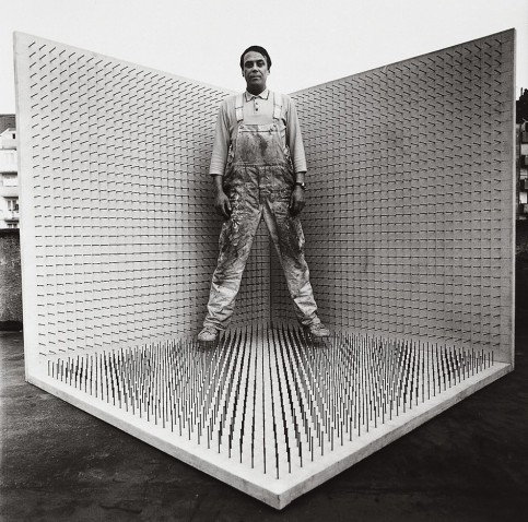 Günther Uecker in his “Corner”, Düsseldorf, 1968. Nails on canvas on wood (200 x 200 x 200 cm). Photography by Lothar Wolleh.