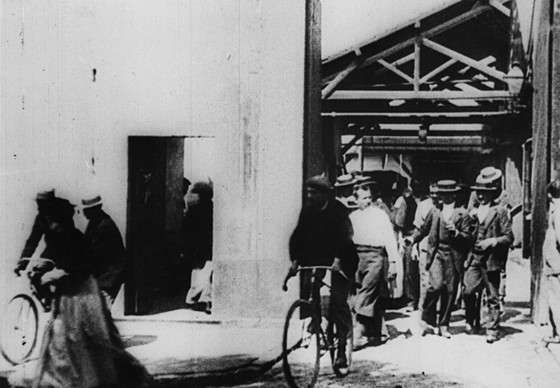 workers-leaving-the-lumière-factory-in-lyon